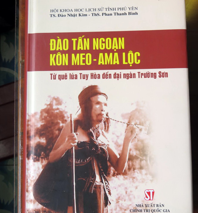 Bìa cuốn sách nói về nhiều thành tích của ông Ngoạn trong giai đoạn công tác tại Đắk Lắk. Tuy nhiên, khi điều tra và đối chiếu thì không ghi nhận có thành tích đặc biệt nào - Ảnh: PV