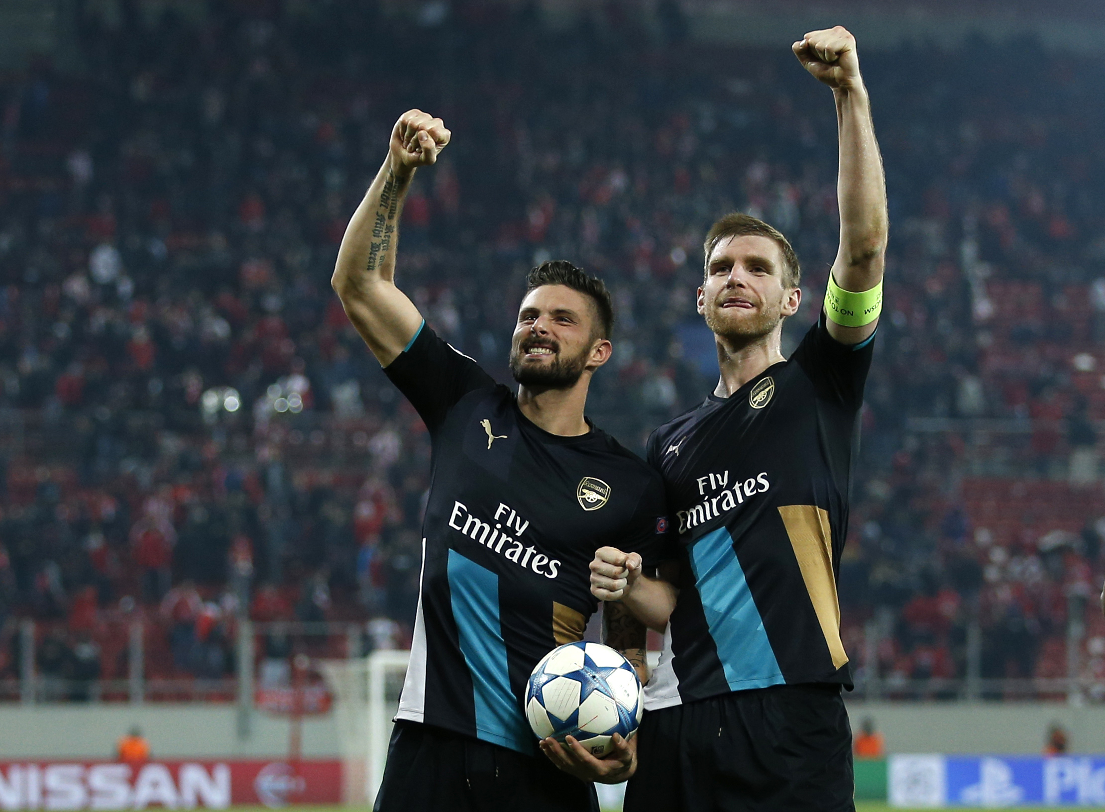 Giroud (trái) lập công lớn giúp Arsenal giành vé ngoạn mục. Ảnh: Reuters