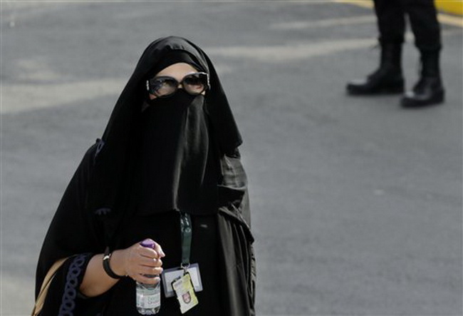 Một phụ nữ Saudi Arabia đang trên đường tới điểm bầu cử ở Riyadh - Ảnh: AP