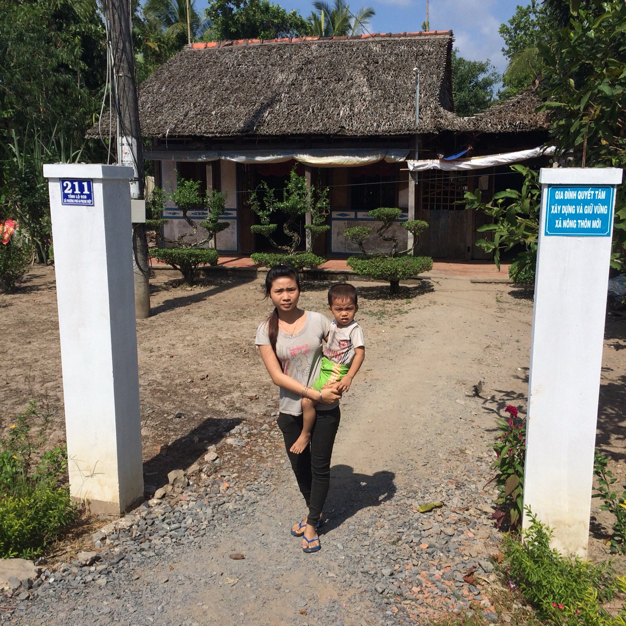 Căn nhà lá của chị Trần Thị Mỹ Lợi ở xã Phương Phú, huyện Phụng Hiệp (Hậu Giang) cũng phải làm cổng rào bằng bêtông - Ảnh: Lê Dân