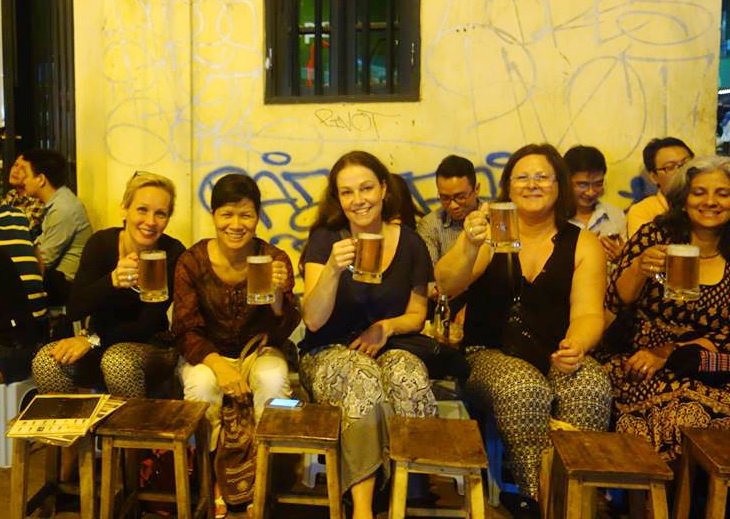 Bà Camilla Mellander uống bia hơi vỉa hè cùng bạn bè ở ngã tư Tạ Hiện (Hà Nội) - Ảnh: Nhân vật cung cấp