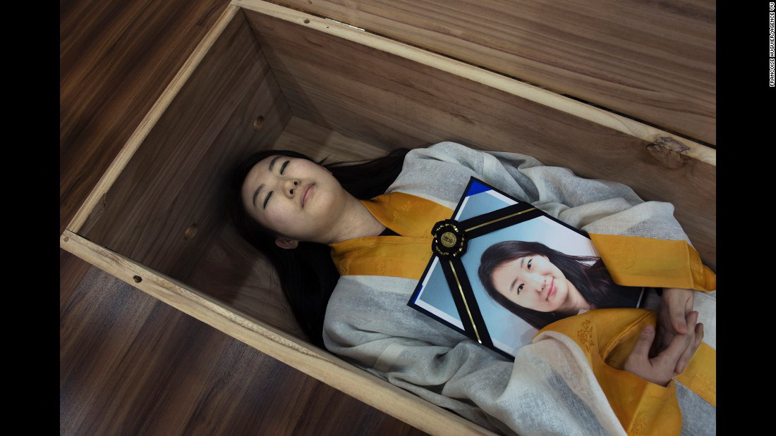 Một thiếu nữ Hàn Quốc thử trải nghiệm cái chết - Ảnh chụp màn hình