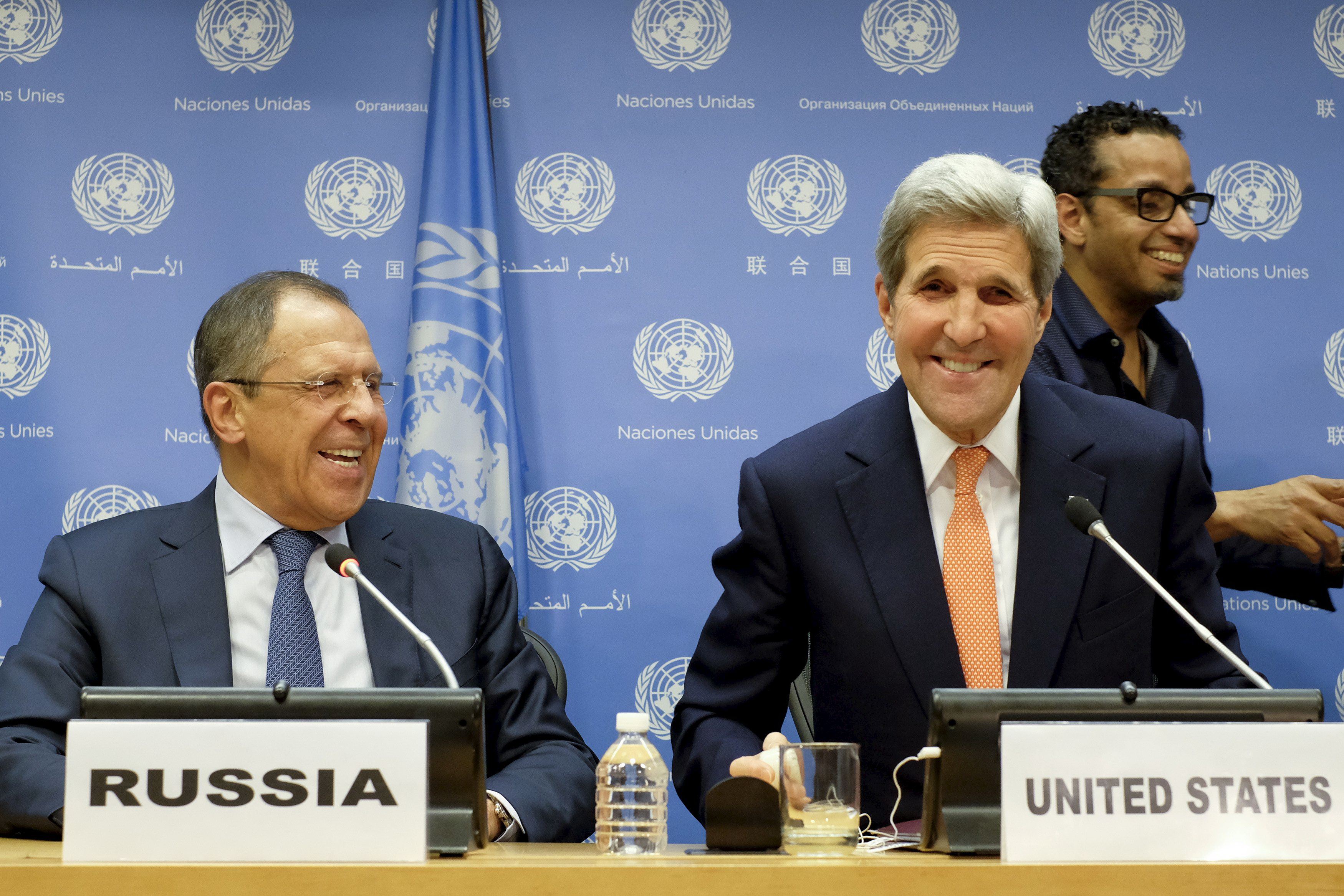 Ngoại trưởng Nga Sergey Lavrov (trái) và Ngoại trưởng Mỹ John Kerry tỏ ra thoải mái trong cuộc họp báo tại trụ sở Liên Hiệp Quốc ở New York ngày 18-12 - Ảnh: Reuters