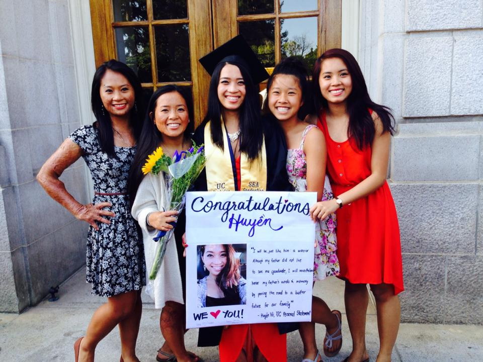 Các chị em gái chúc mừng Huyền Kiki Võ trong ngày lễ tốt nghiệp UC Berkeley với một tấm bảng để tưởng nhớ và dành tặng niềm tự hào này cho người cha quá cố. Từ trái qua: Nhi, Lili, Huyền, Mimi và Gigi - Ảnh: nhân vật cung cấp