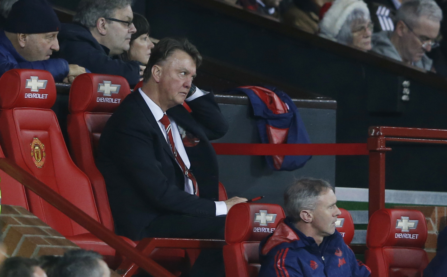 Ông Van Gaal ngày càng cô độc trên băng ghế HLV M.U - Ảnh: Reuters