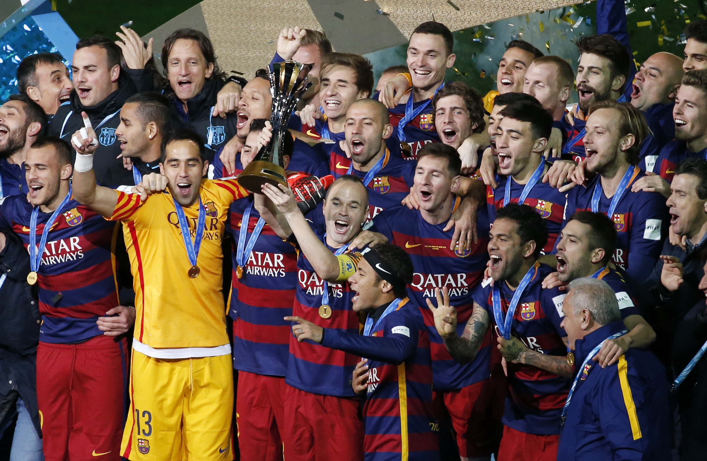 Các cầu thủ Barca nâng cao chiếc cúp vô địch FIFA Club World Cup 2015 - Ảnh: Reuters