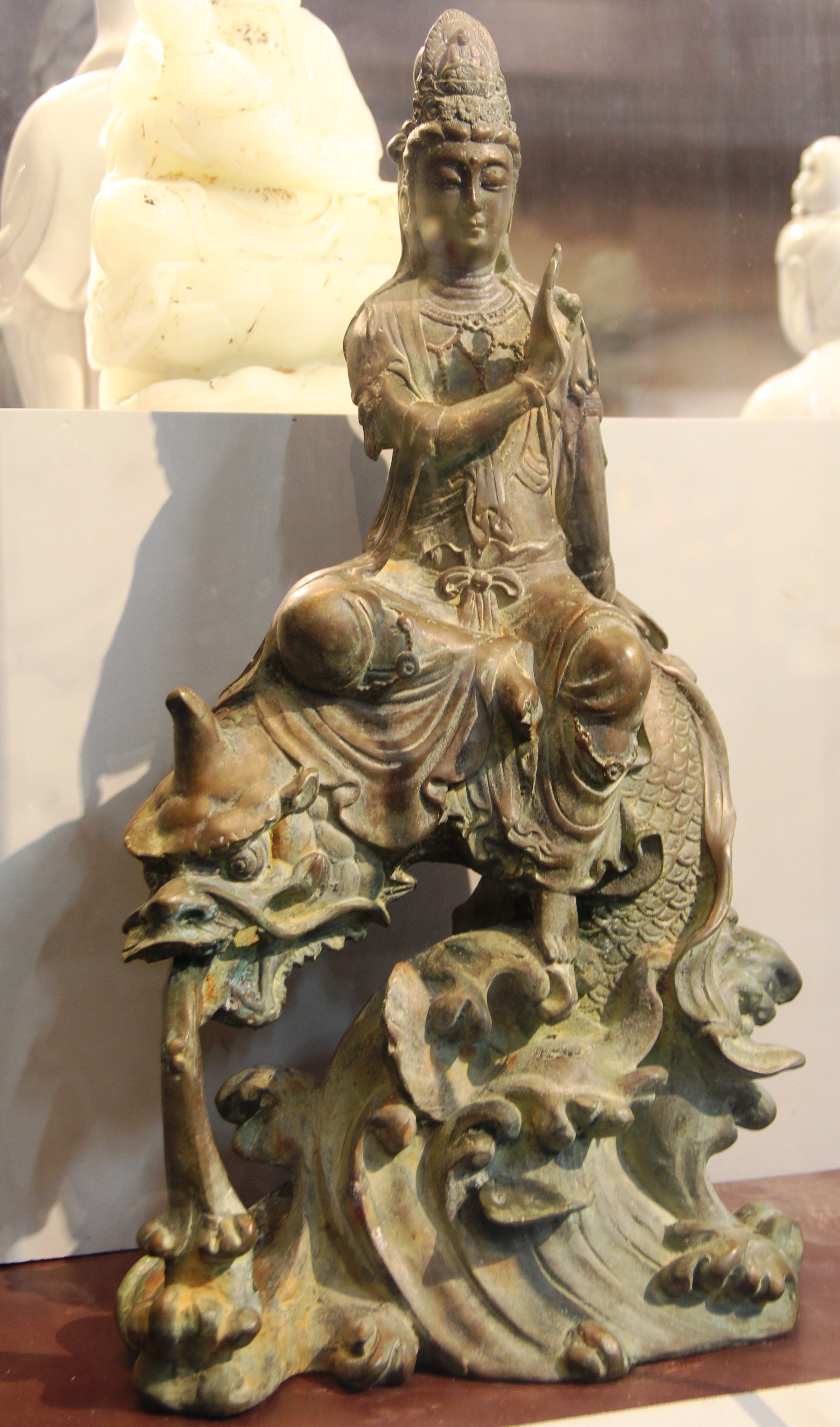 Tượng Bồ Tát cưỡi rồng một sừng hiếm thấy  từng được Nhật Bản mượn về đúc  để tặng các chùa      - Ảnh: P.TH.