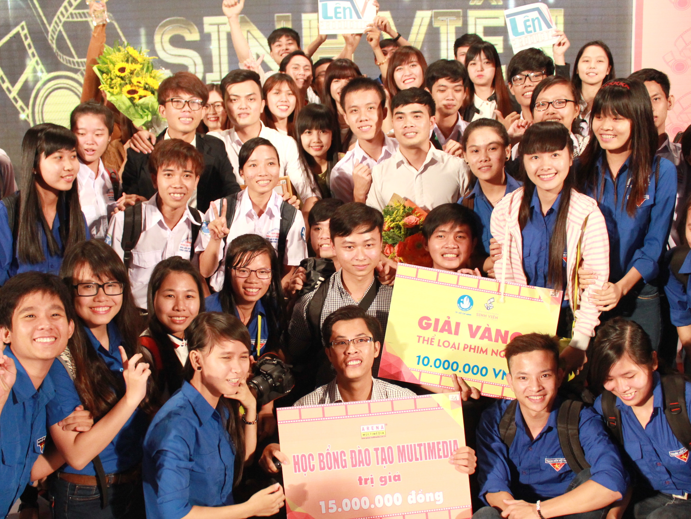 Bạn bè chúc mừng nhóm sinh viên ĐH Nông lâm TP.HCM với phim Người thầy năm ấy giành giải vàng thể loại phim ngắn - Ảnh: Q.L.