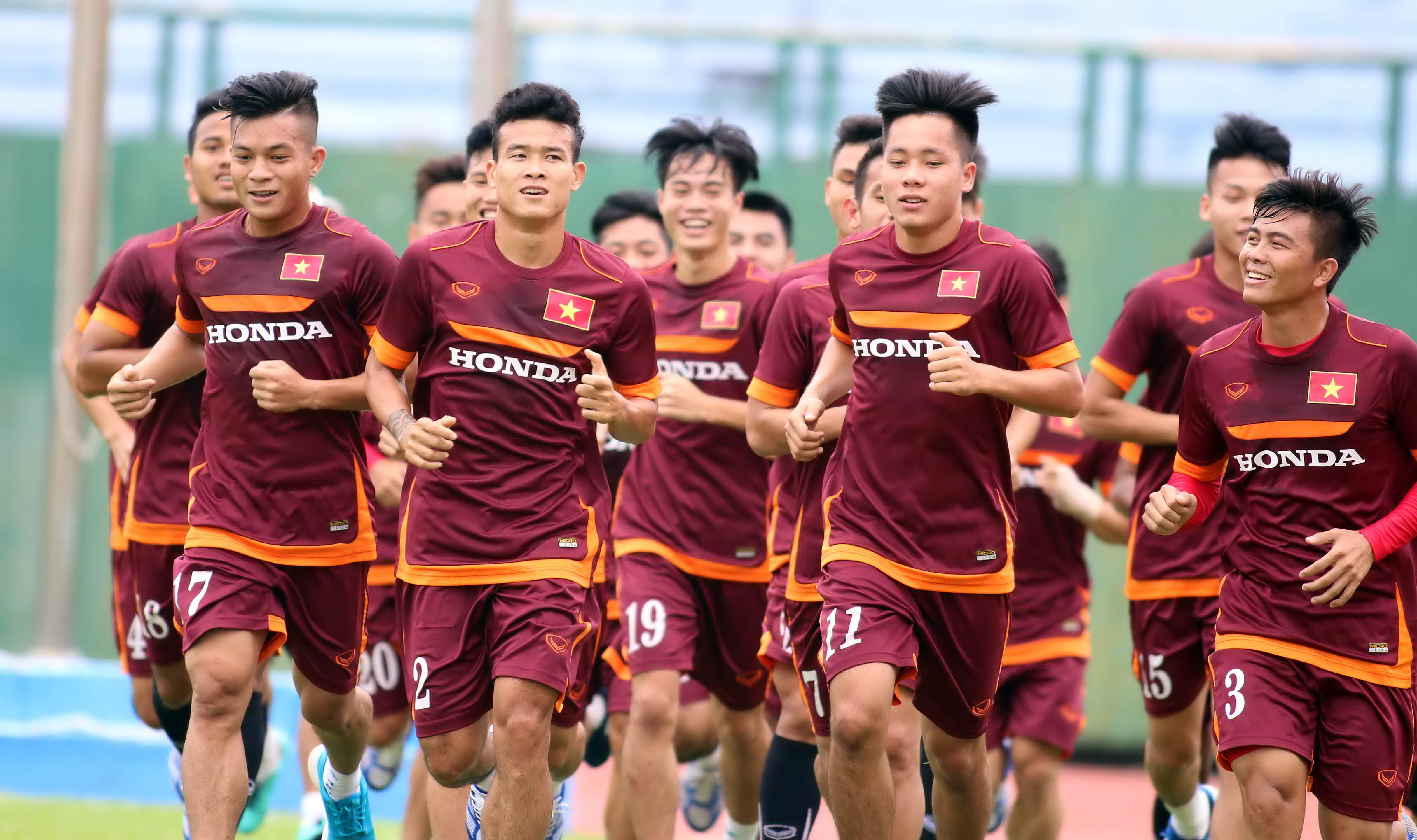 Thanh Hiền (thứ hai từ trái sang) tập luyện cùng đội U-23 VN chuẩn bị cho VCK Giải U-23 châu Á 2016 - Ảnh: N.K.