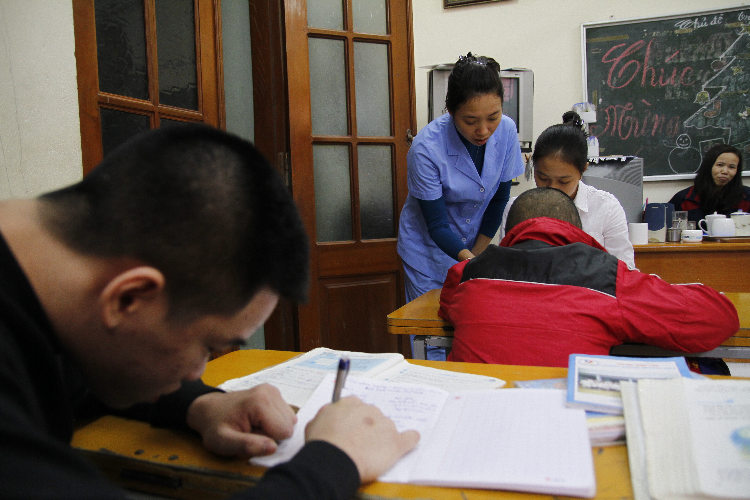 Tại Trung tâm giáo dục Hy Vọng, Kim Mã, Ba Đình, Hà Nội, trẻ sẽ được học văn hóa với các môn cơ bản như tiếng Việt và toán - Ảnh: Nam Trần