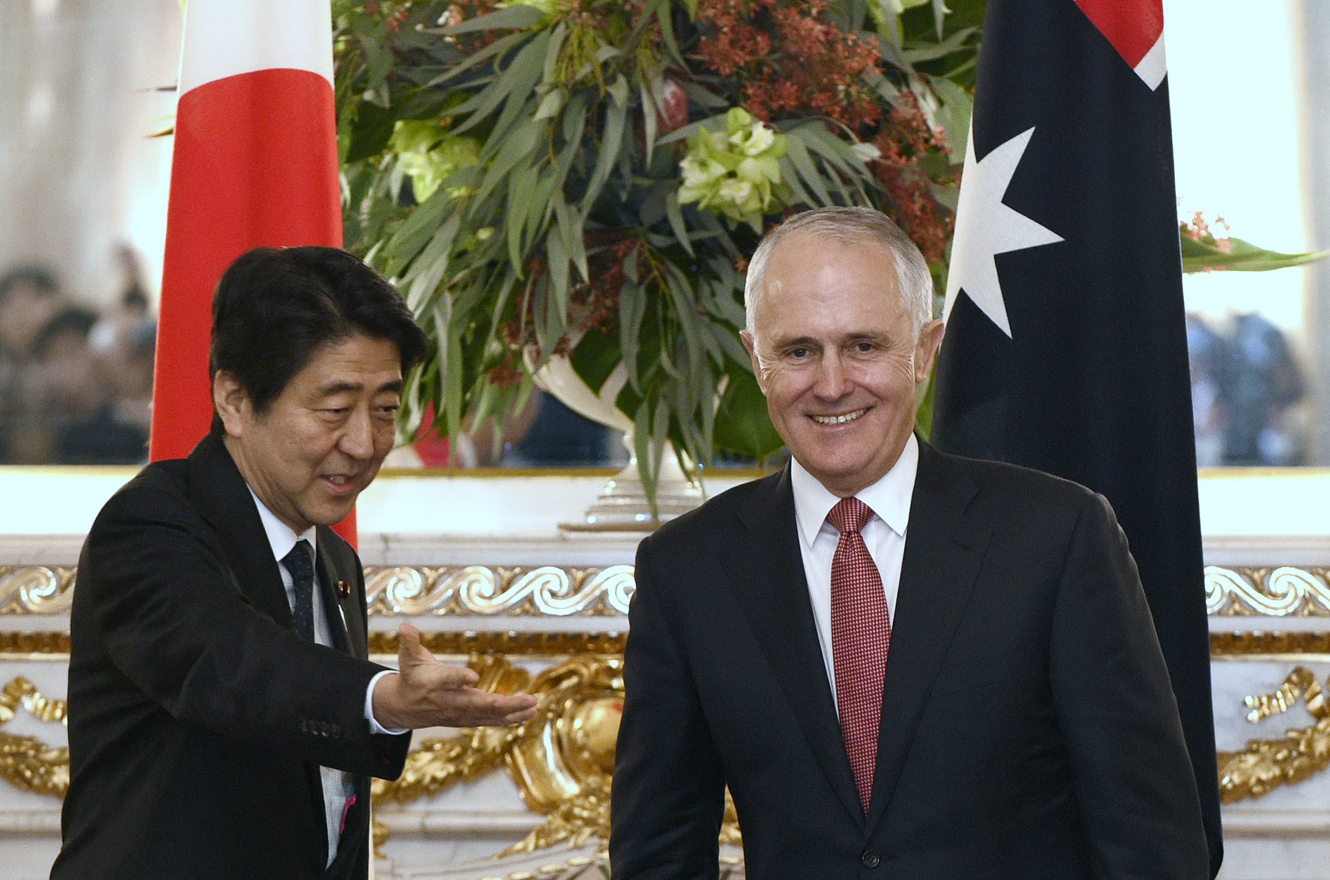 Thủ tướng Nhật Shinzo Abe và Thủ tướng Úc Malcolm Turnbull tại Tokyo ngày 18-12 - Ảnh: Reuters