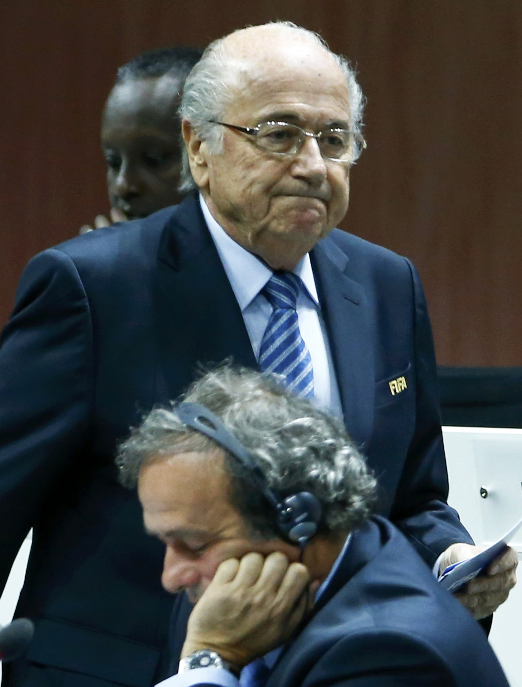 Ông Blatter (đứng sau) và ông Platini cùng nhận án cấm hoạt động bóng đá 8 năm - Ảnh: Reuters