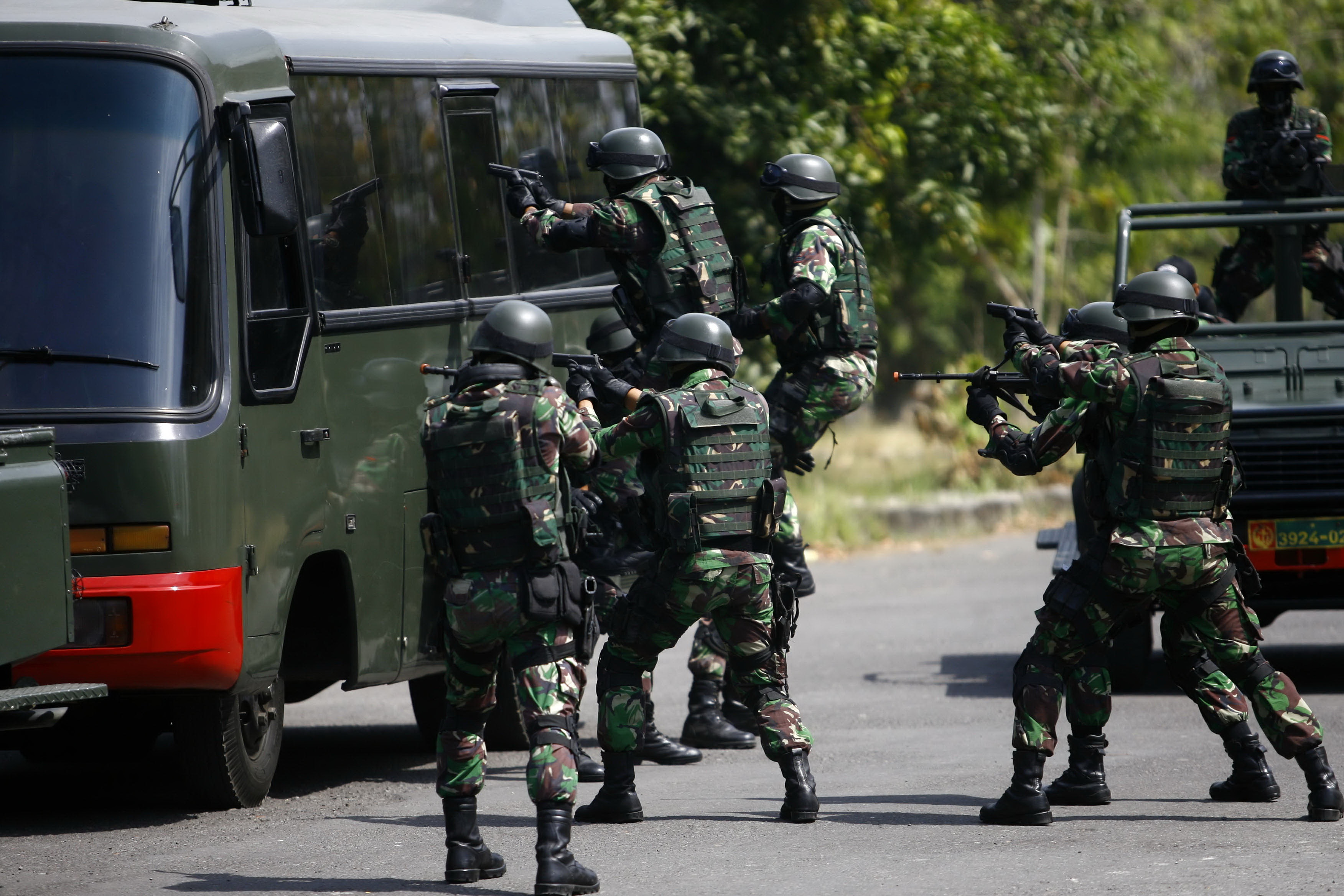Đặc nhiệm Indonesia diễn tập chống bắt cóc con tin - Ảnh: AFP