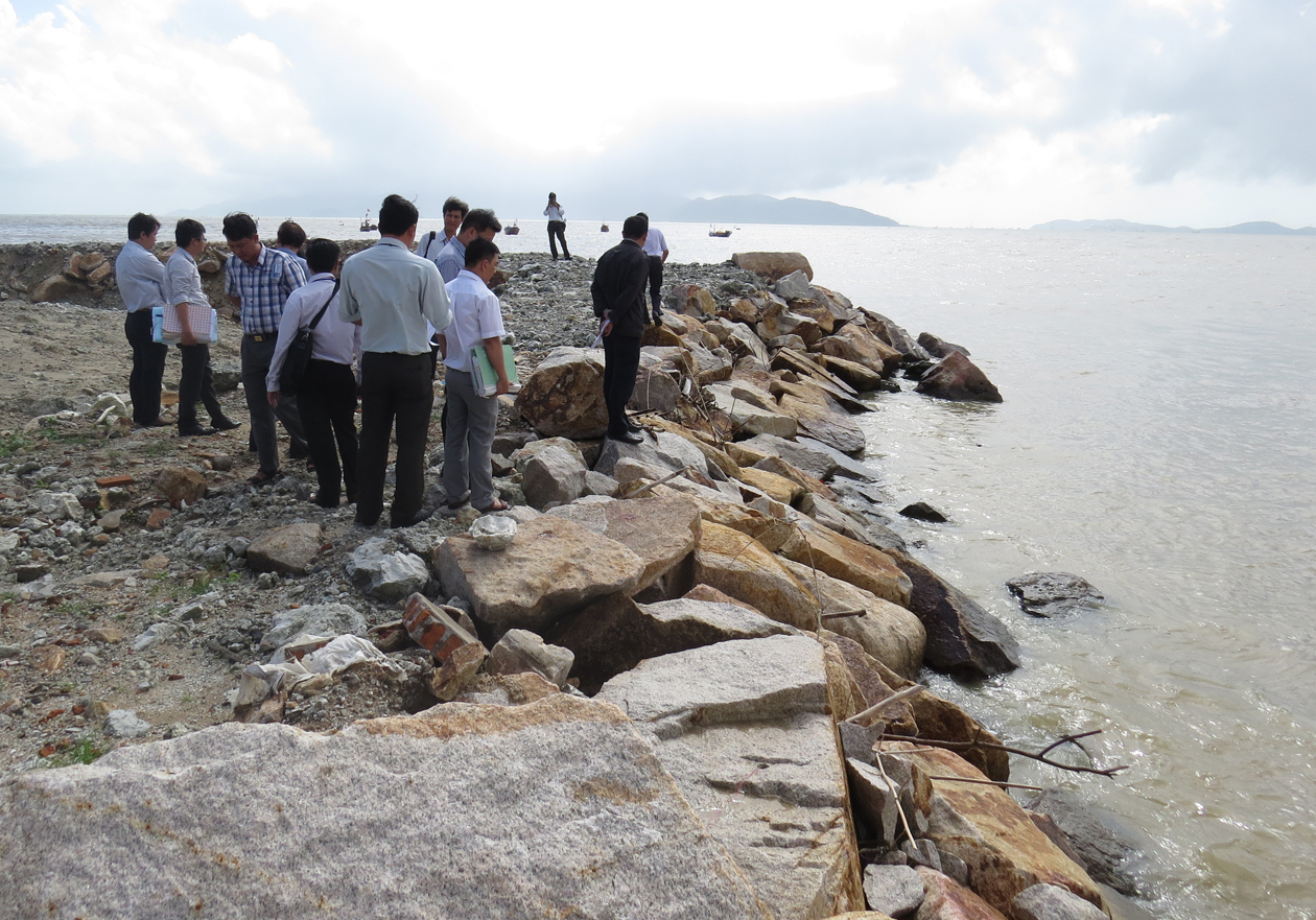 Đoàn kiểm tra liên sở kiểm tra kè chắn sóng tạm và tình hình san lấp thi công dự án Nha Trang Sao sáng 22-12 - Ảnh: Duy Thanh