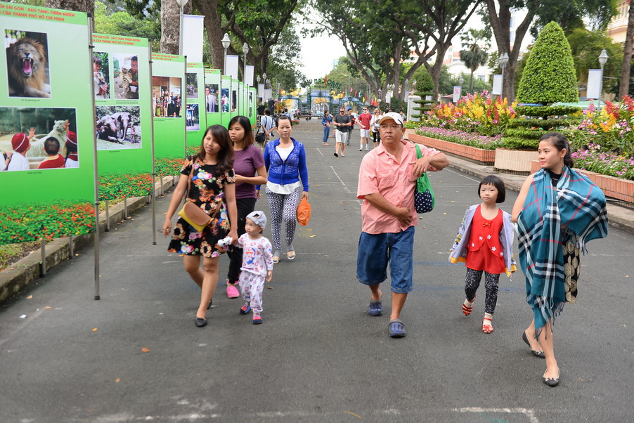 Đông đảo người dân đến xem triển lãm ảnh tại Thảo cầm viên, TP.HCM nhân kỷ niệm 150 năm thành lập Ảnh: Hữu Khoa