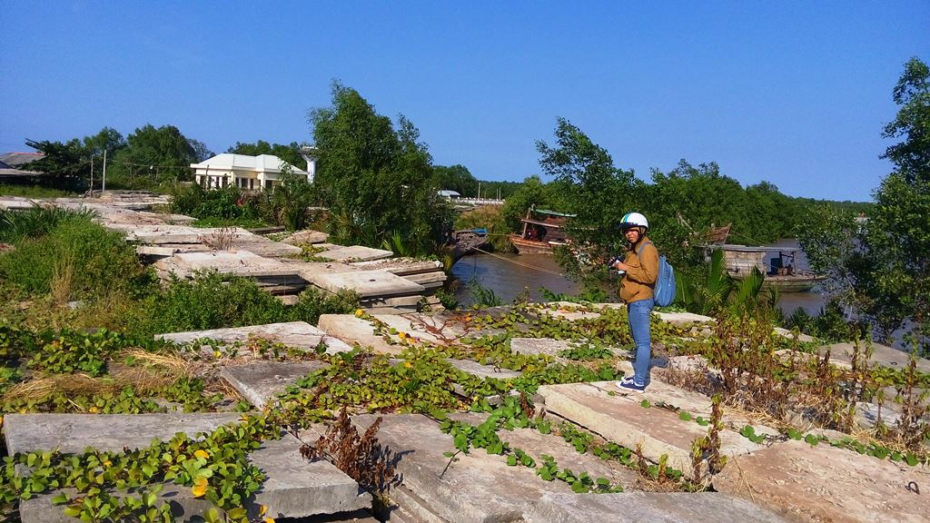 Hàng ngàn tấm bêtông đã bị xuống cấp đang bỏ hoang tại khu vực tránh trú bão Vàm Lầu - Ảnh: Sơn Lâm