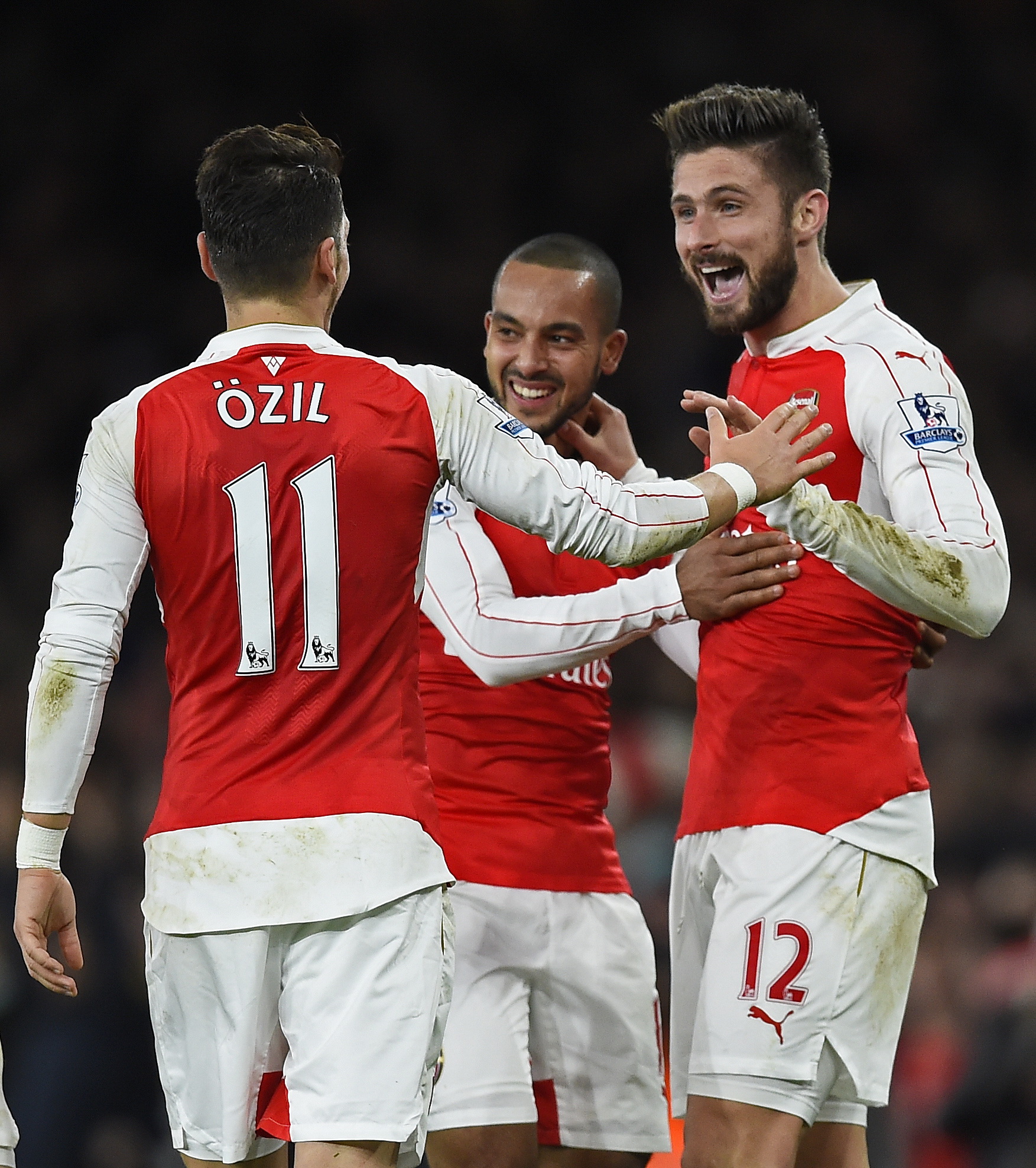 Ozil (11) ăn mừng bàn thắng vào lưới M.C với Walcott và Giroud (12) - Ảnh: Reuters