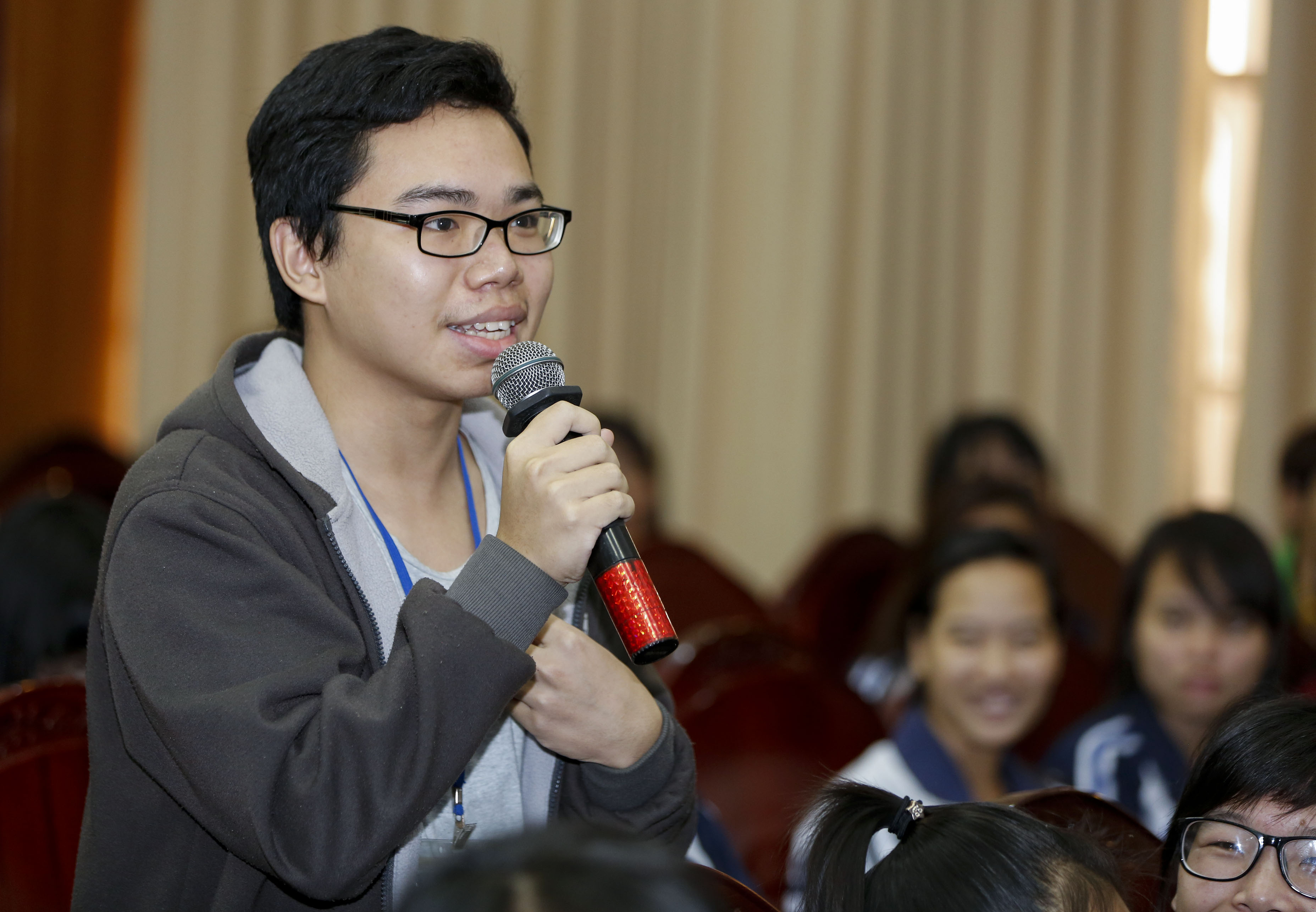 Sinh viên khoa Hán Nôm đặt câu hỏi với các diễn giả - Ảnh: Việt Dũng