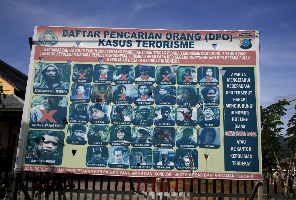 Bảng thông báo truy nã tội phạm ở Indonesia, trong đó có tên Santoso (trên cùng bên trái) - Ảnh: Reuters
