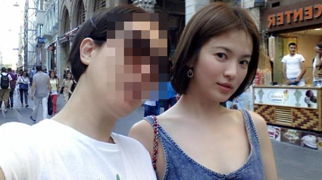 Song Hye Kyo bị khách du lịch bắt gặp khi đang chu du tại Thổ Nhĩ Kỳ. Ảnh: Korea Herald