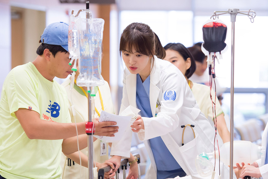Cô bác sĩ Kang Mo Yeon trong một cảnh chuẩn hậu trường phim Hậu duệ mặt trời. Ảnh: KBS