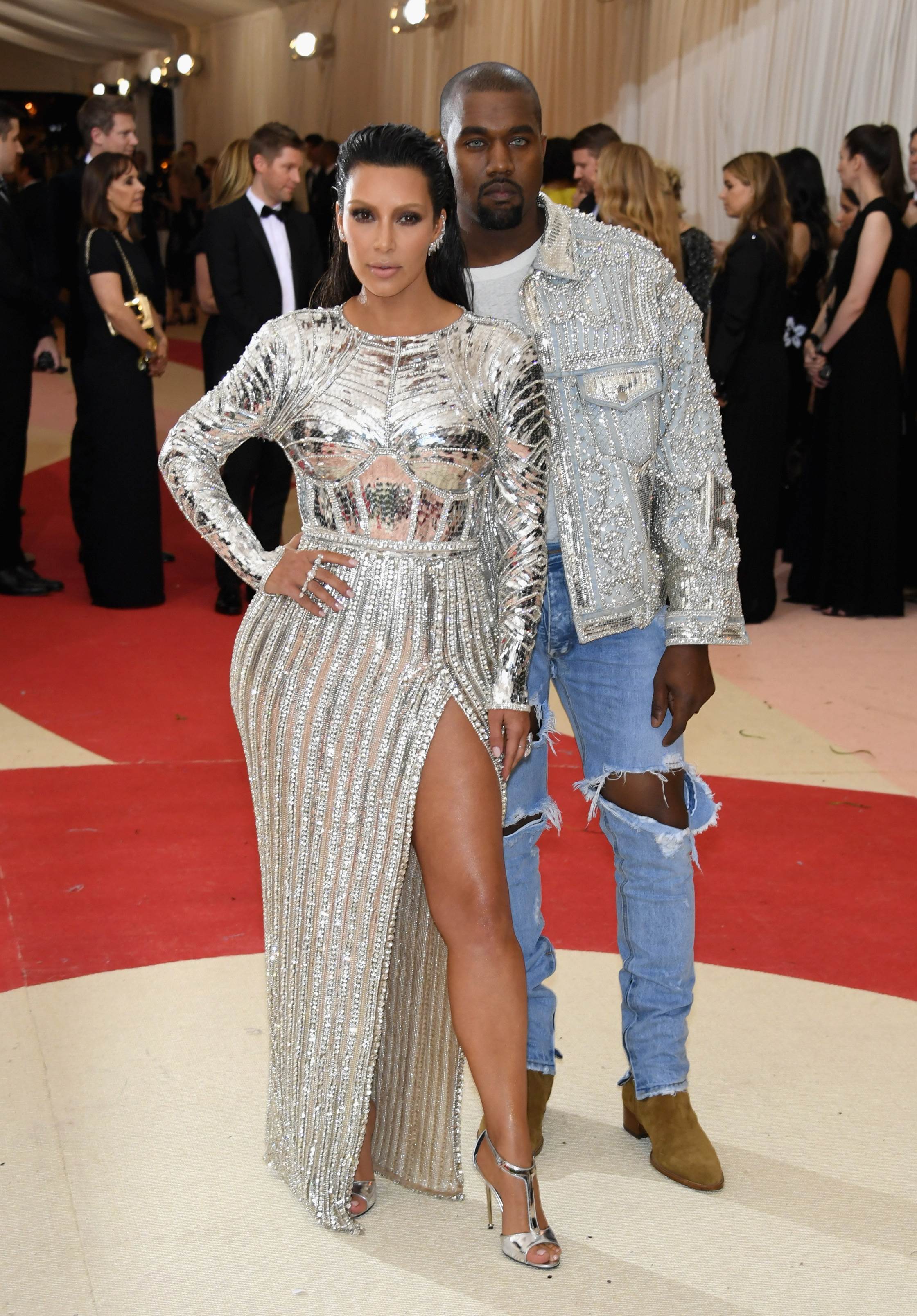 Vợ chồng nam ca sĩ Kanye West cũng tạo ấn tượng với thương hiệu Balmain, tuy nhiên, Kanye lại ghi điểm xấu bởi chiếc quần jeans rách có chút 