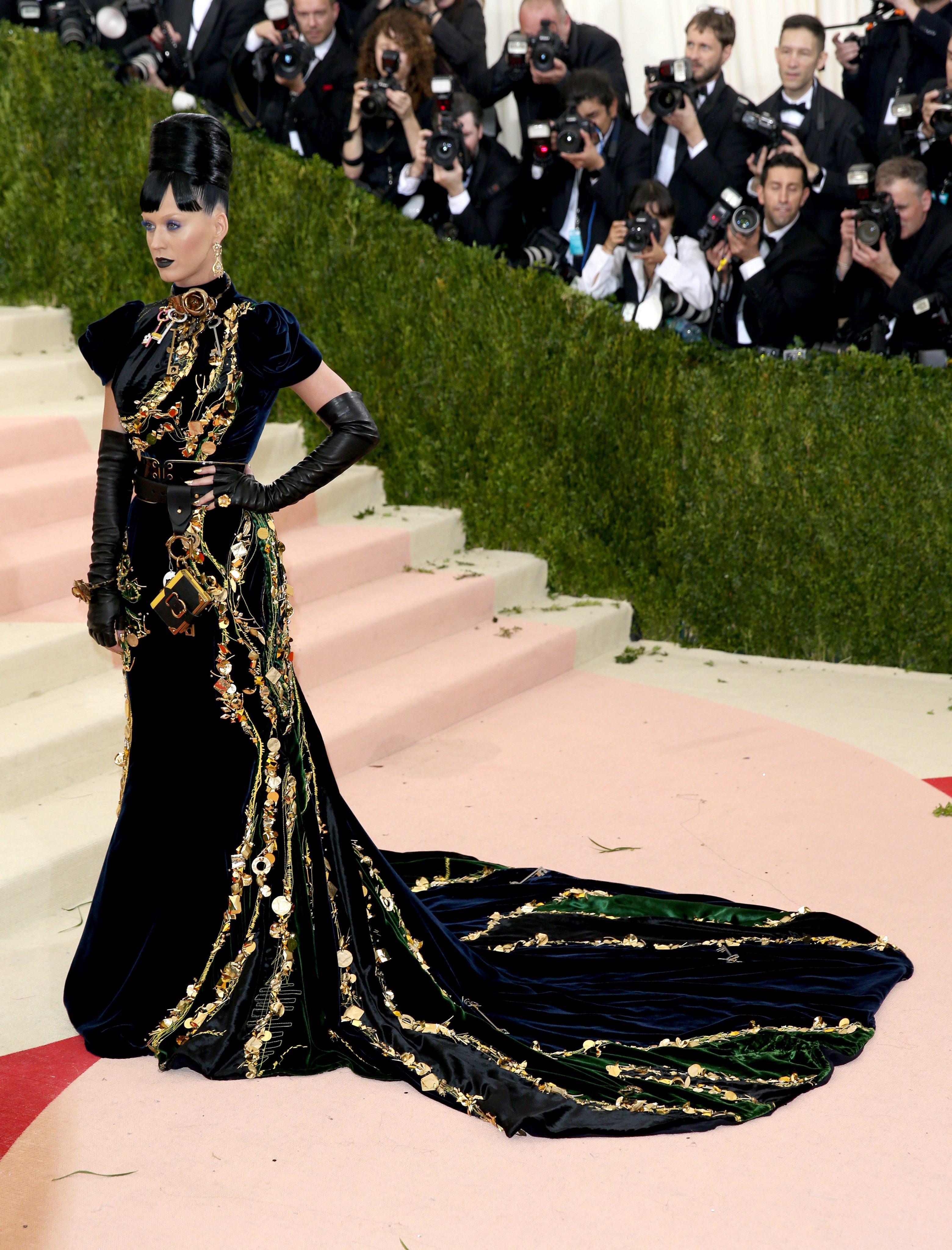 Katy Perry cũng theo phong cách trang điểm ma cà rồng, rất tiếc bộ váy của nhà Prada đã không tạo ấn tượng cho mỹ nữ này. 