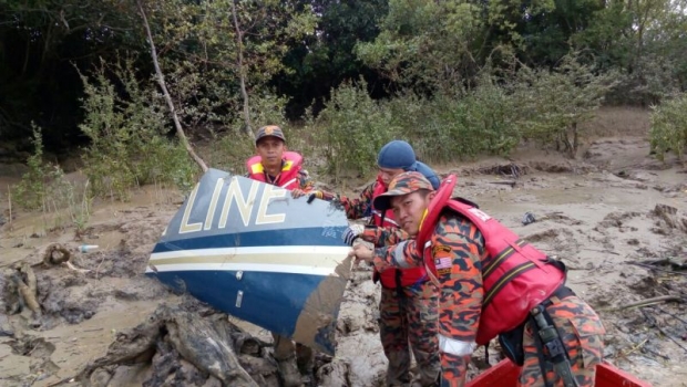 Một mảnh vỡ máy bay được tìm thấy trưa ngày 6-5 - Ảnh: themalaymailonline.com