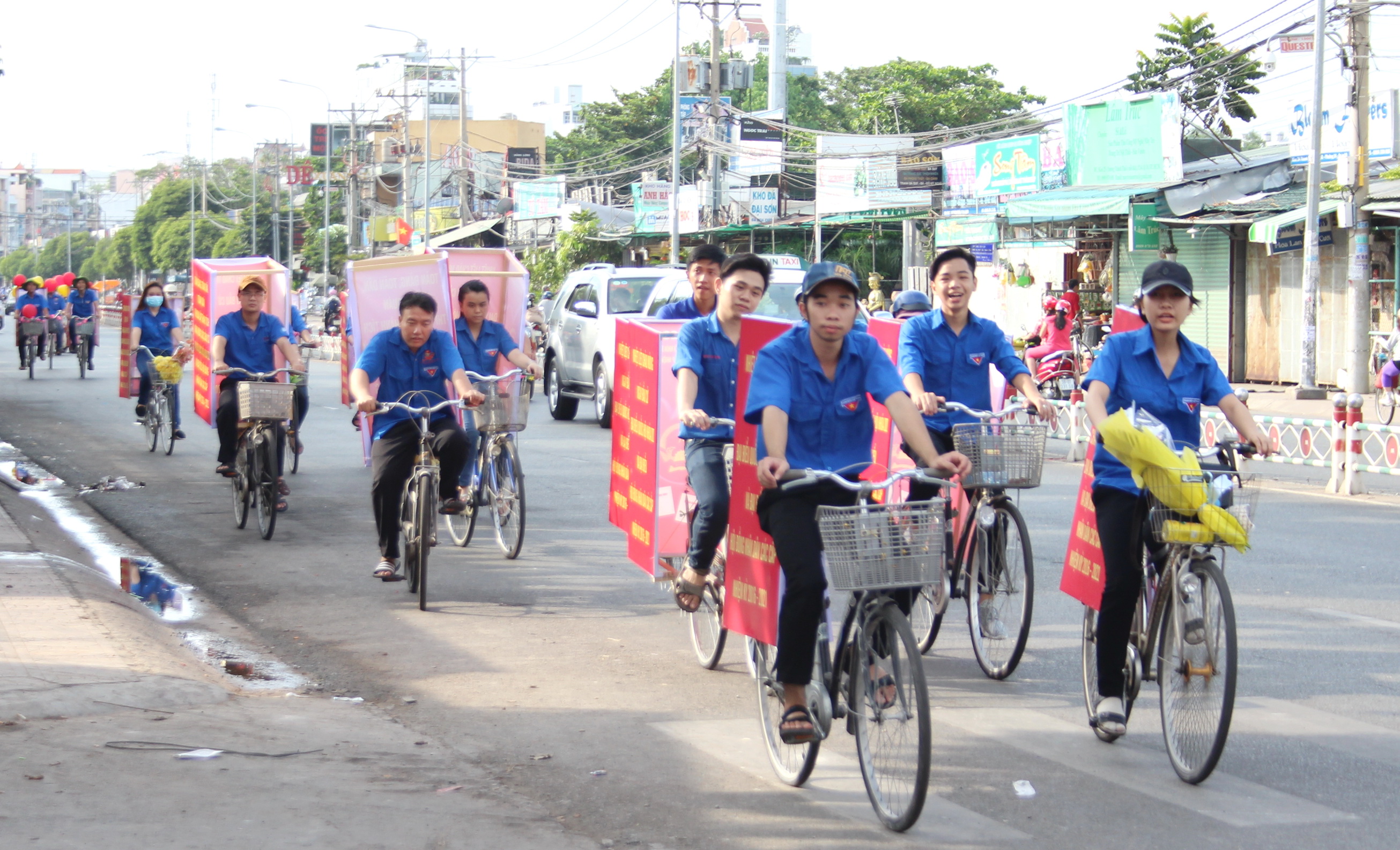 Các bạn trẻ Q.10 diễu hành xe đạp trang trí tuyên truyền về bầu cử vào ngày 22-5 tới - Ảnh: Q.Linh