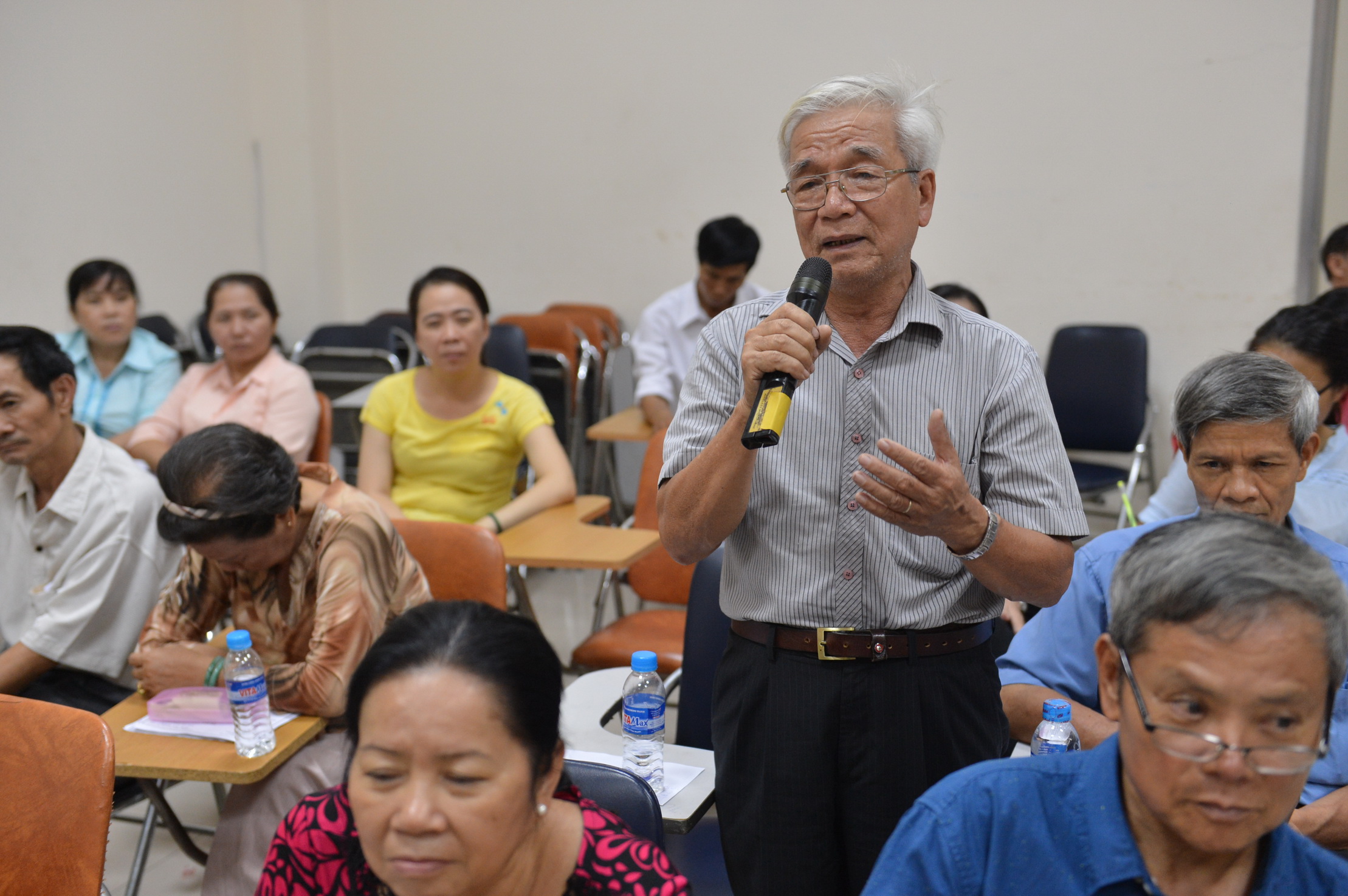 Cử tri Q. Tân Bình, TP.HCM, phát biểu ý kiến trong buổi tiếp xúc cử tri tối 9-5 - Ảnh: Quang Định