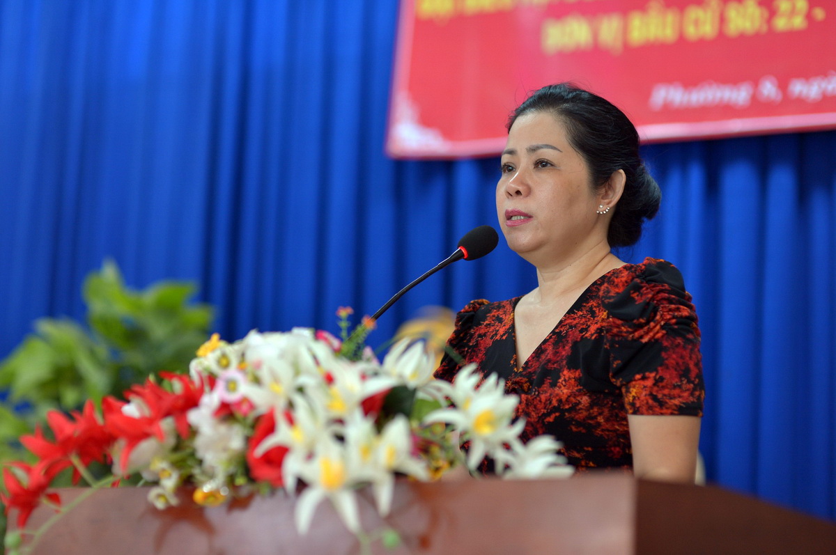 Bà Võ Xuân Bội Lâm trình bày chương trình ứng cử của mình trong buổi tiếp xúc cử tri sáng 11-05 - Ảnh: Quang Định