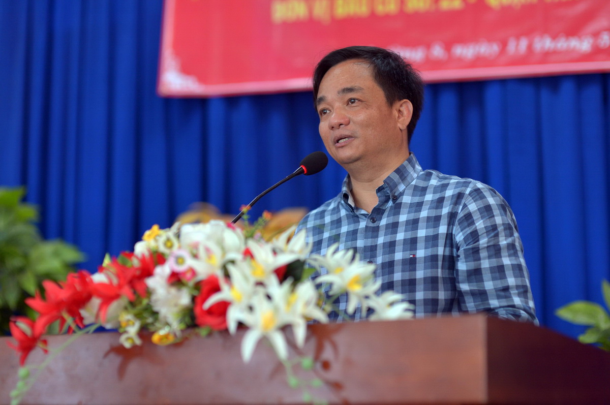 Ông Dương Quốc Trị trình bày chương trình ứng cử của mình trong buổi tiếp xúc cử tri sáng 11-05 - Ảnh: Quang Định