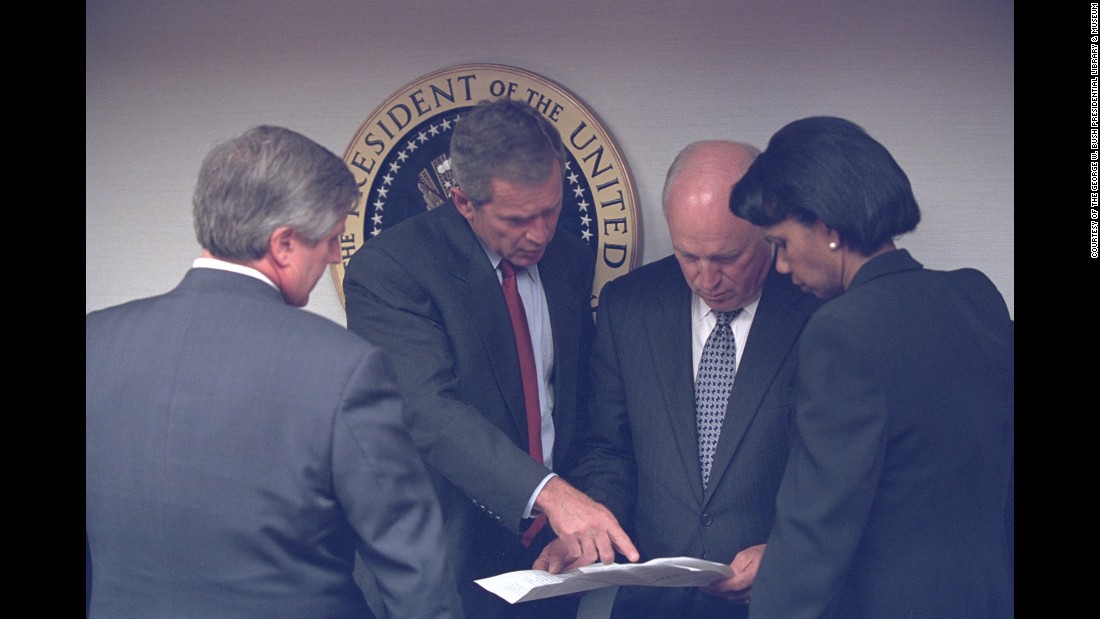 Ông Bush thảo luận với phó tổng thống Dick Cheney và cố vấn an ninh quốc gia Condoleezza Rice ở Washington