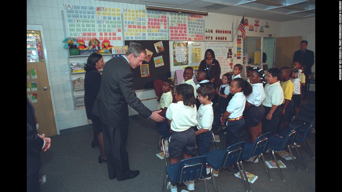 Tổng thống Bush chào các em học sinh khi thăm một trường tiểu học ở Saratosa ngày11-9-2001. Đây là nơi ông nhận được hung tin về vụ khủng bố