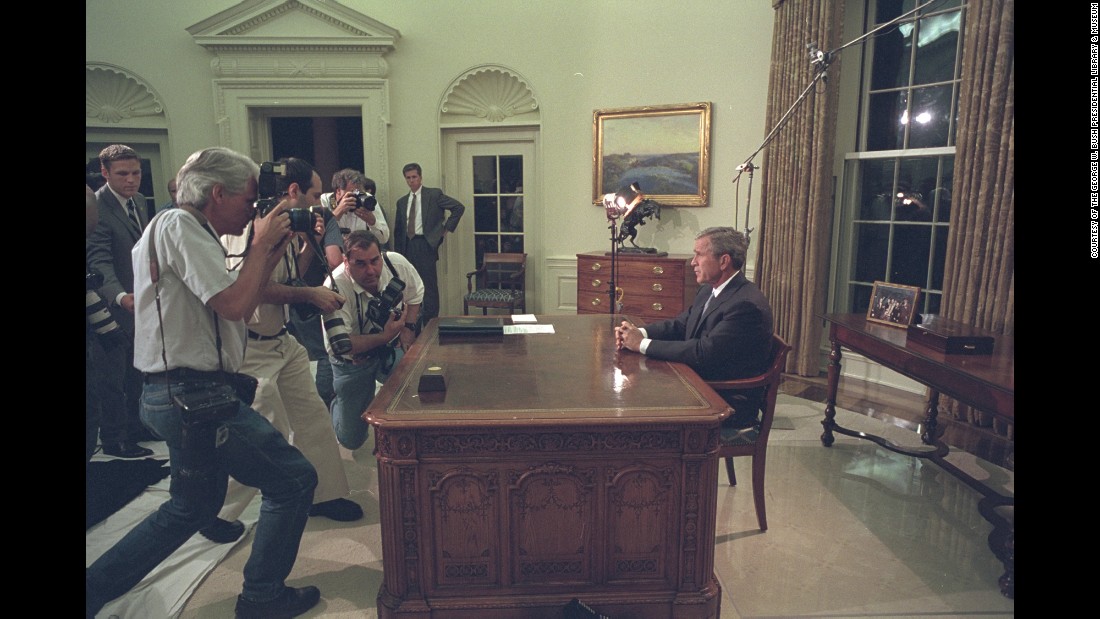 Ông Bush ngừng lại một lúc cho các phóng viên chụp ảnh trước khi phát biểu trước toàn dân