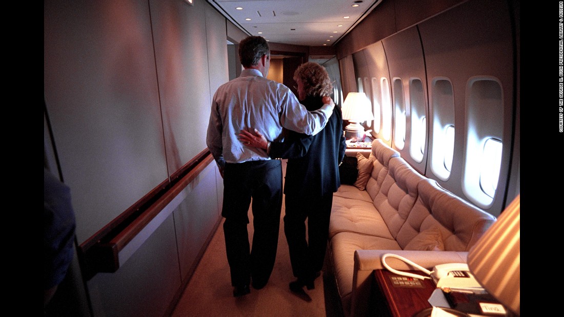 Ông Bush và thư ký văn phòng Nhà Trắng Harriet Miers trên đường về Washington trên chuyên cơ Air Force One