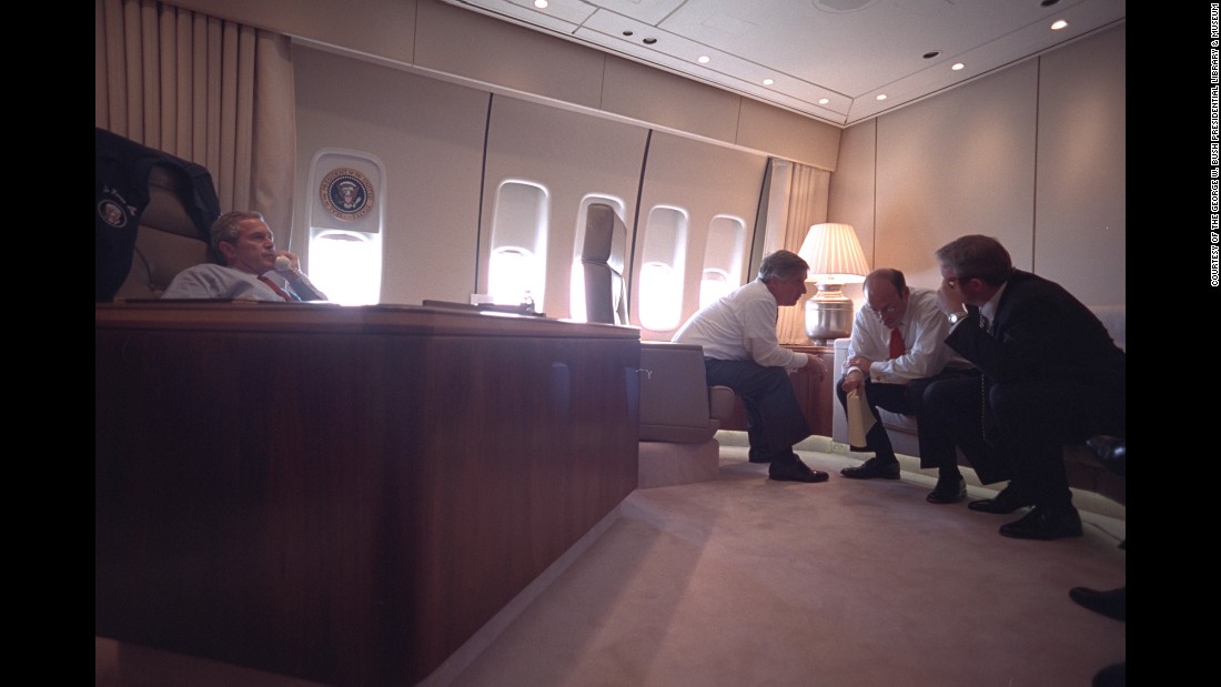 Ông Bush cùng các cố vấn, trợ lý Nhà Trắng trên chiếc Air Force One
