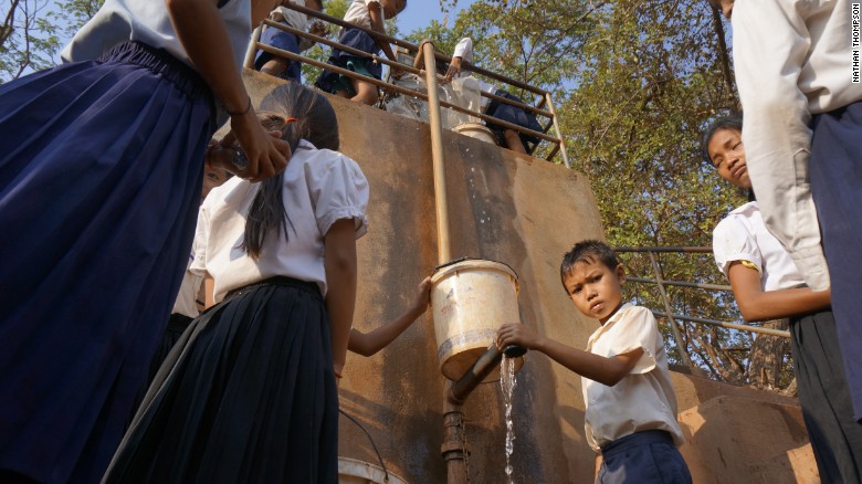 Trẻ em ở Campuchia bị ảnh hưởng rất nhiều bởi thiếu nước - Ảnh: CNN