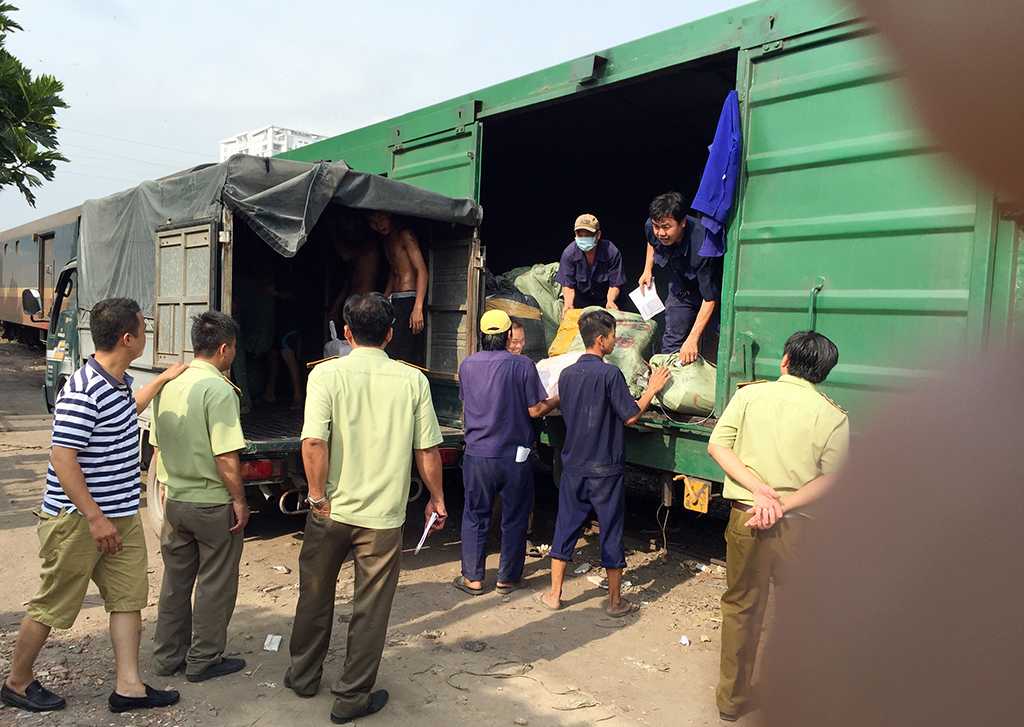 Các lực lượng bất ngờ kiểm tra tàu hàng đi từ Hà Nội dừng ở ga Biên Hòa