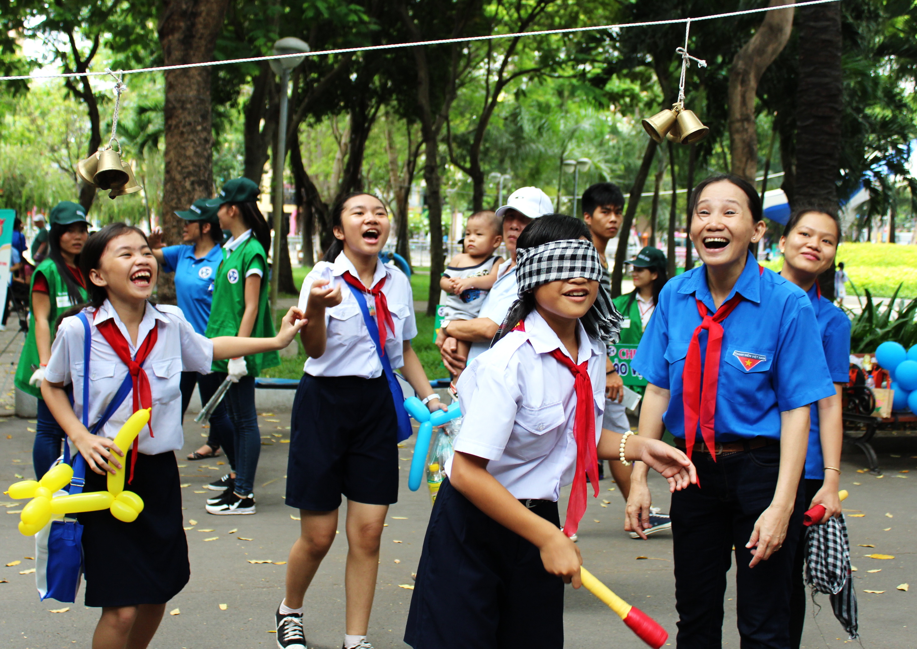 Các bạn nhỏ thích thú trải nghiệm trò chơi dân gian tại ngày hội đội viên toàn thành - Ảnh: Q.Linh 