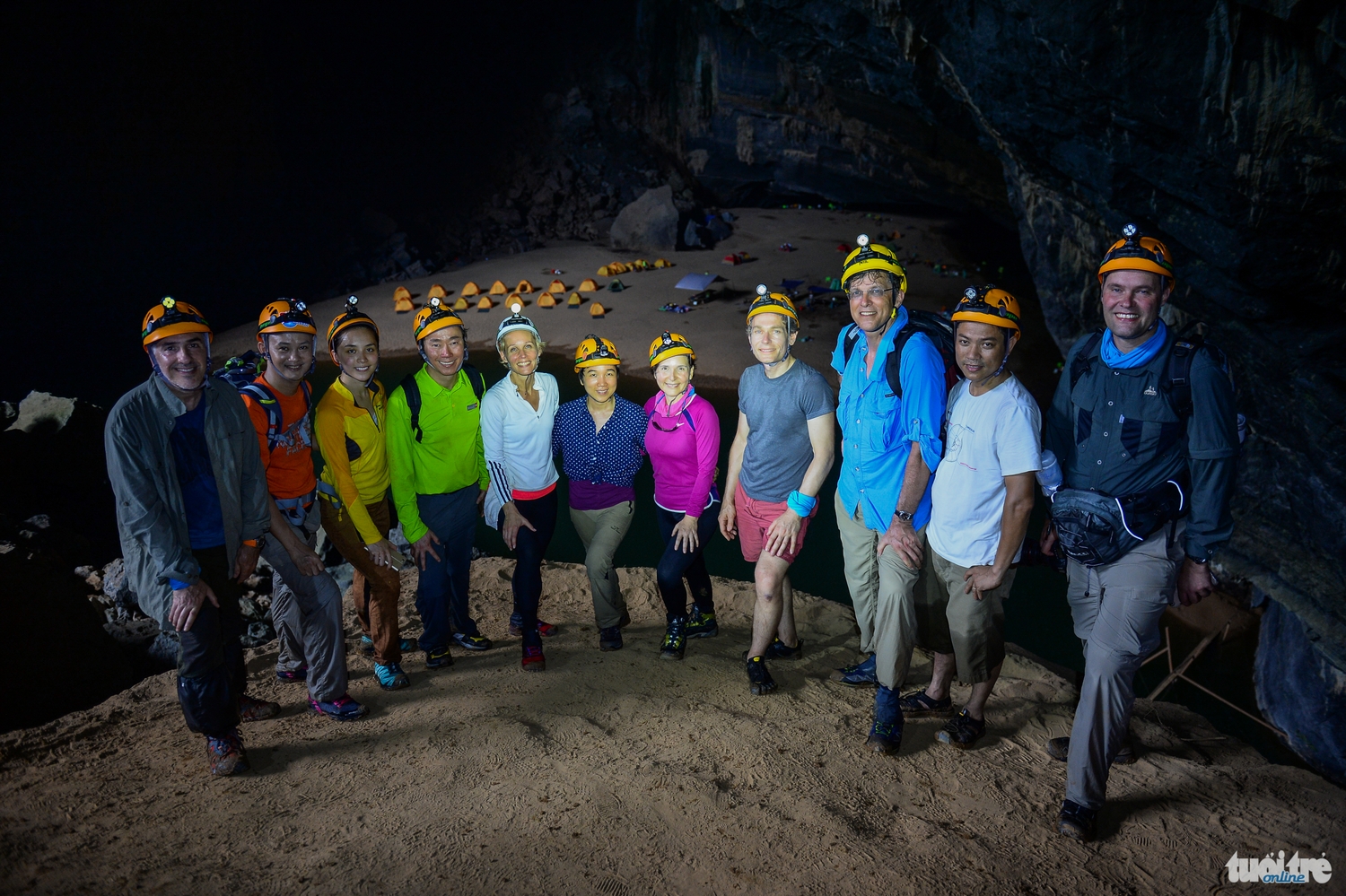 Bảy vị đại sứ cùng các khách mời trước  hang Én, nơi nghỉ đêm đầu tiên trong hành trình khám phá Sơn Đòong - Ảnh: Thuận Thắng