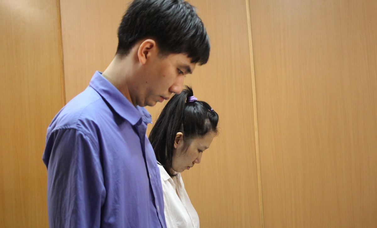 Hai bị cáo Qúi và Phong tại tòa - Ảnh: Tuyết Mai