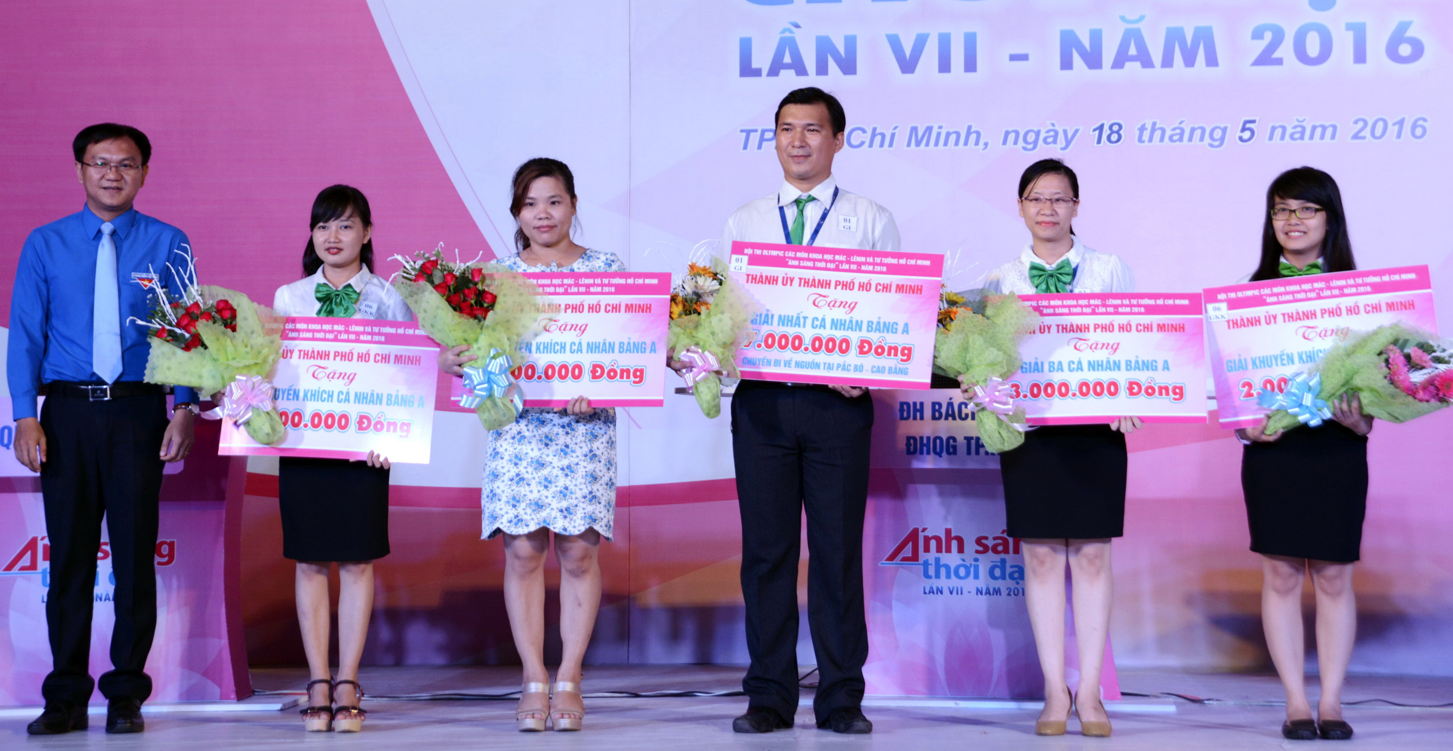 Phó bí thư thường trực Thành đoàn Lâm Đình Thắng trao giải cá nhân cho các thí sinh bảng thi dành cho thầy cô giáo trẻ - Ảnh: Duyên Phan