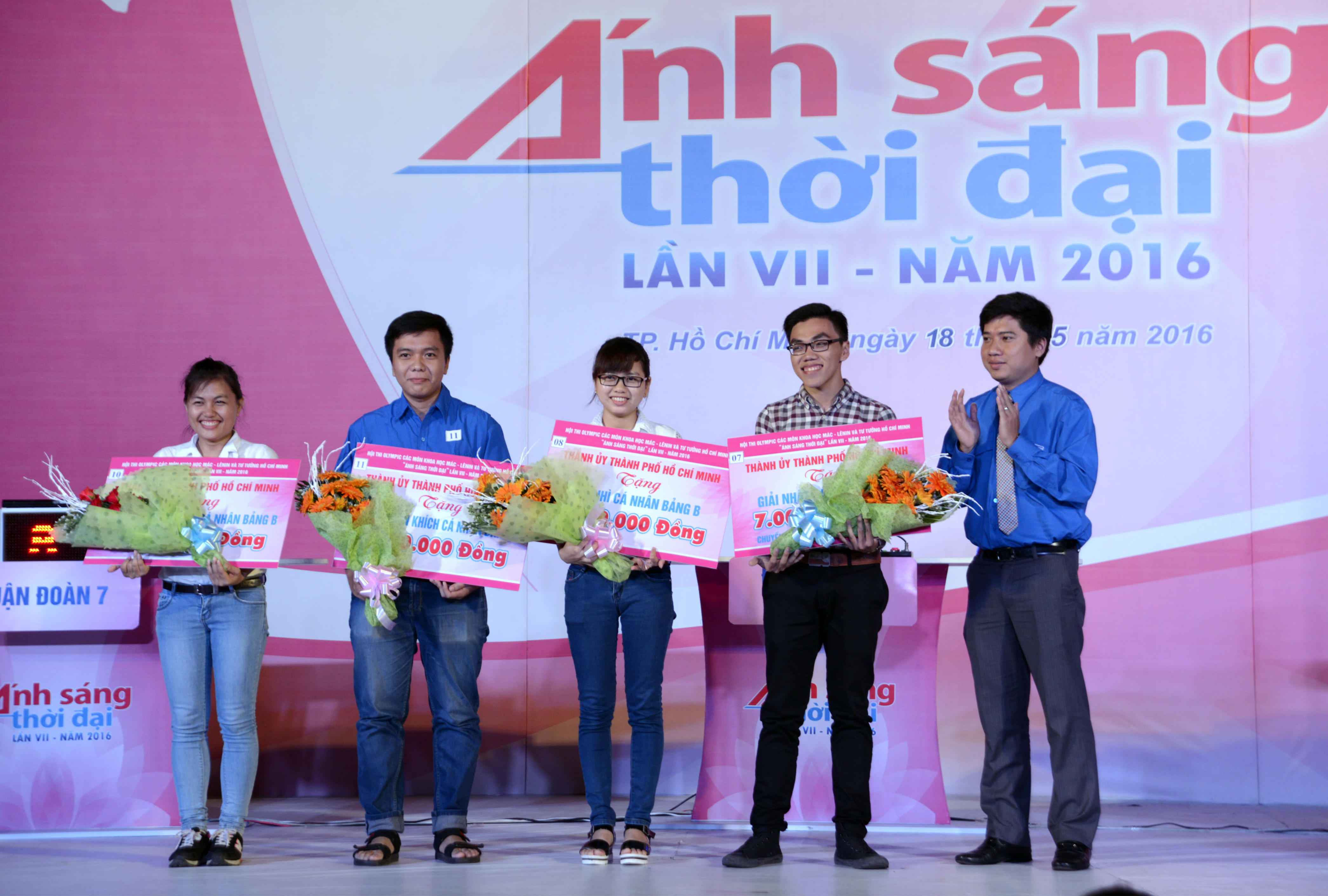 Phó bí thư Thành đoàn Nguyễn Việt Quế Sơn trao giải cá nhân cho các thí sinh bảng thí sinh tự do là bạn đọc báo Tuổi Trẻ - Ảnh: Duyên Phan