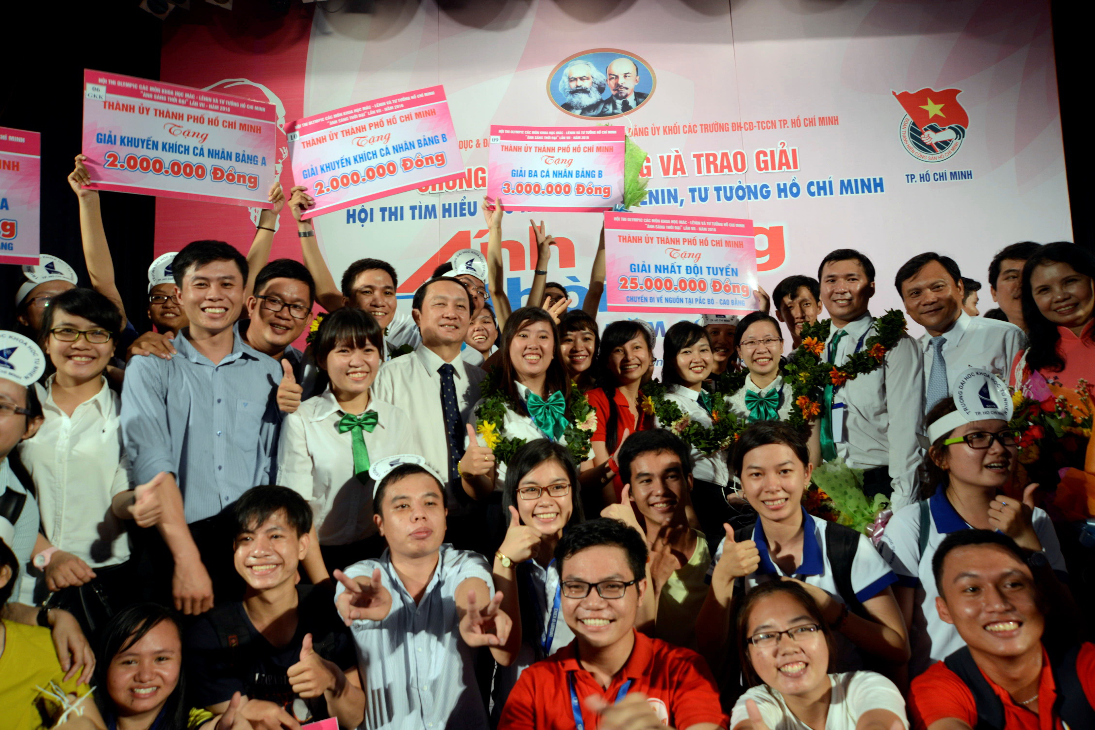Các thầy cô và sinh viên chúc mừng chức vô địch của đội tuyển Trường ĐH Khoa học tự nhiên - Ảnh: Duyên Phan