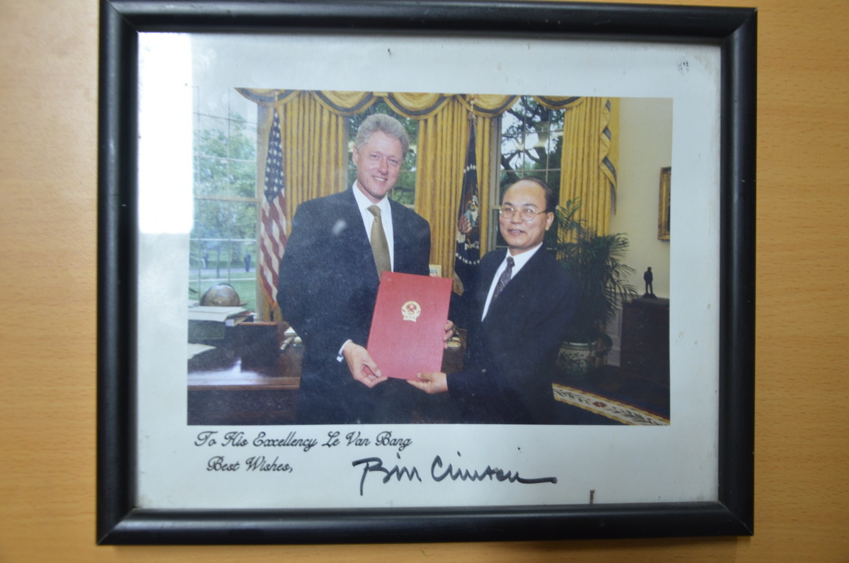 Đại sứ Lê Văn Bàng trình quốc thư lên tổng thống Bill Clinton. Bên dưới là chữ ký của ông Clinton. Ảnh: tư liệu Q.Trung chụp lại