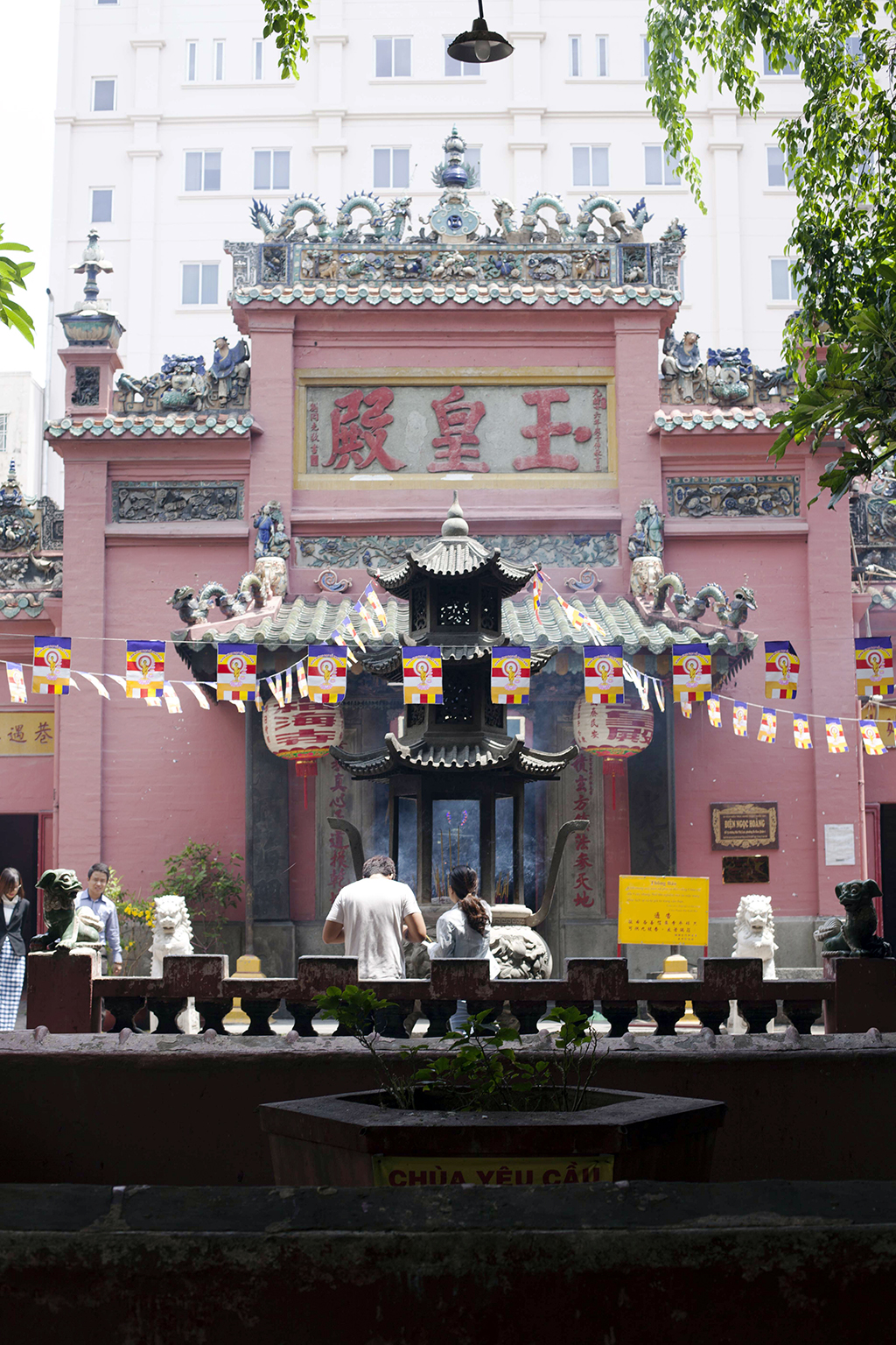 Khoảng sân với cảnh chùa Ngọc Hoàng là không gian để khách nghỉ ngơi, chụp ảnh lưu niệm