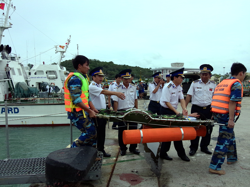 Các ngư dân được lực lượng biên phòng ứng cứu thành công - Ảnh do Biên phòng Kiên Giang cung cấp