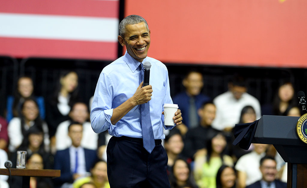 Tổng thống Obama trò chuyện với các thành viên YSEALI - Ảnh: Thuận Thắng