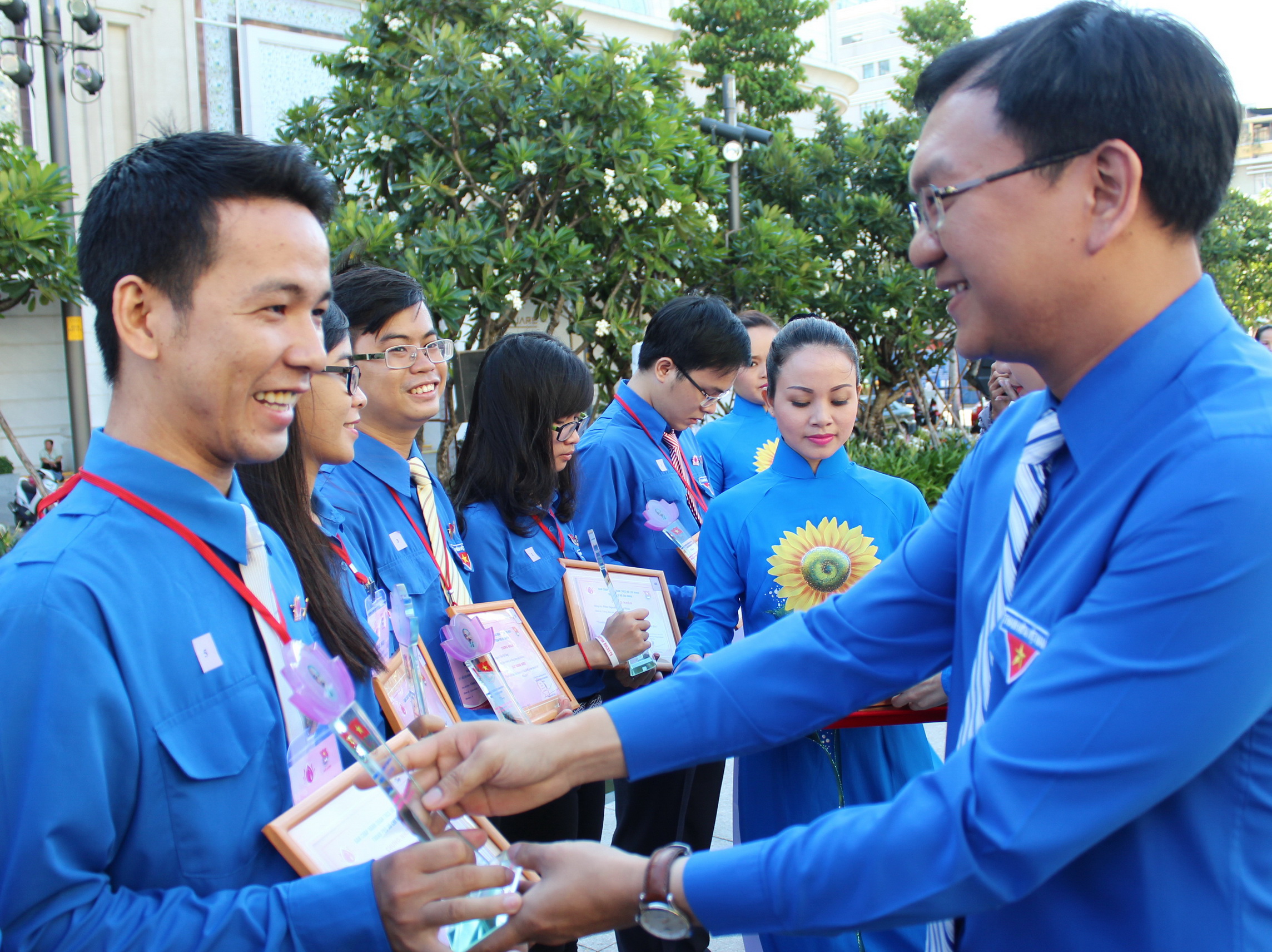 Phó bí thư thường trực Thành đoàn Lâm Đình Thắng (bìa phải) trao giấy chứng nhận thanh niên tiên tiến cho đại biểu - Ảnh: Q.L.
